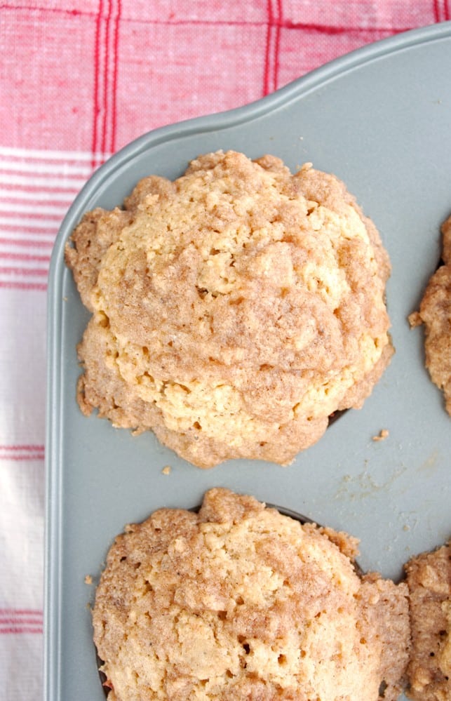 Coffeecake Muffins with Vanilla Bean Glaze - 2Teaspoons