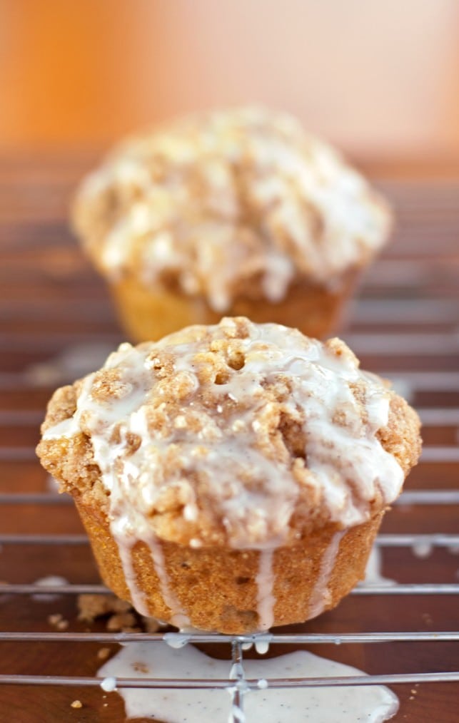 Coffeecake Muffins with Vanilla Bean Glaze - 2Teaspoons