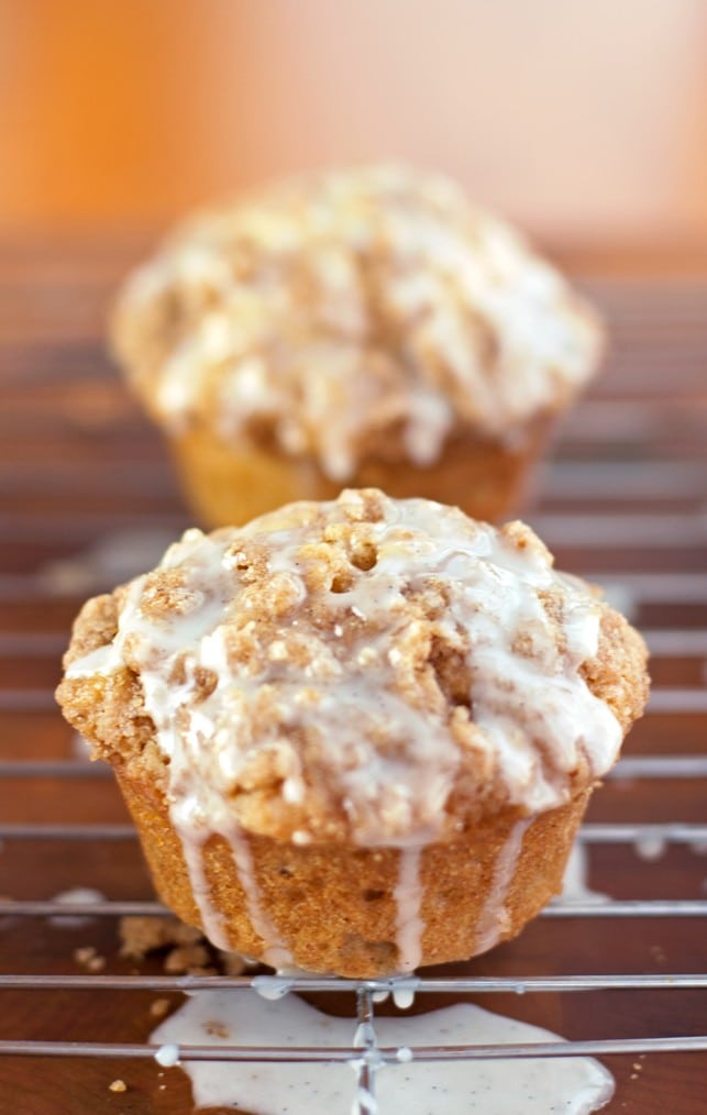 Coffeecake Muffins with Vanilla Bean Glaze - 2Teaspoons