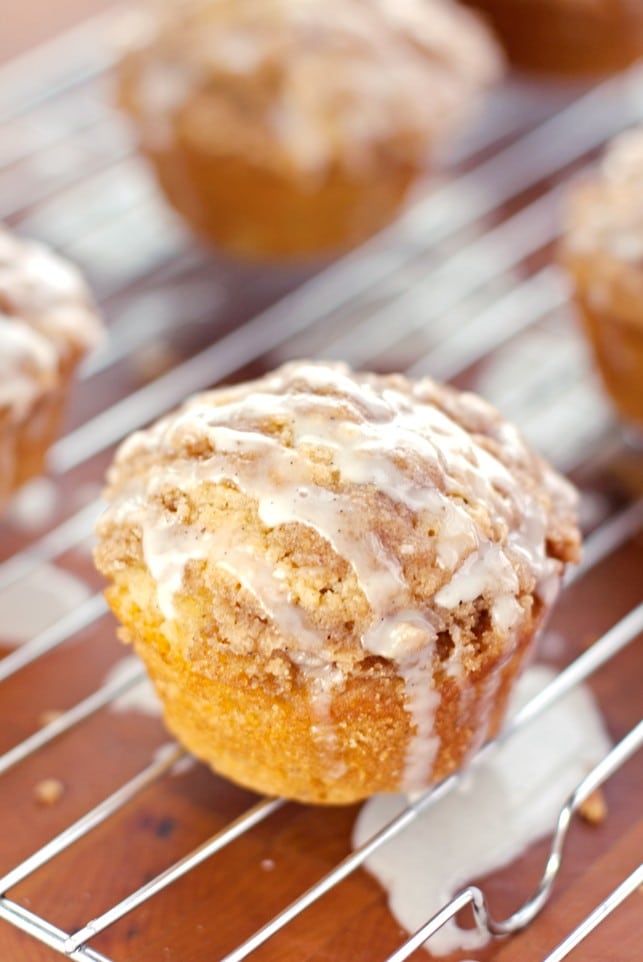 Coffeecake Muffins with Vanilla Bean Glaze - 2Teaspoons