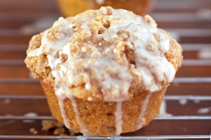 Coffeecake Muffins with Vanilla Bean Glaze - 2Teaspoons